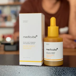 سرم روشن‌ کننده و ضد لک کوجیک اسید و زردچوبه مدیکیوب Medicube