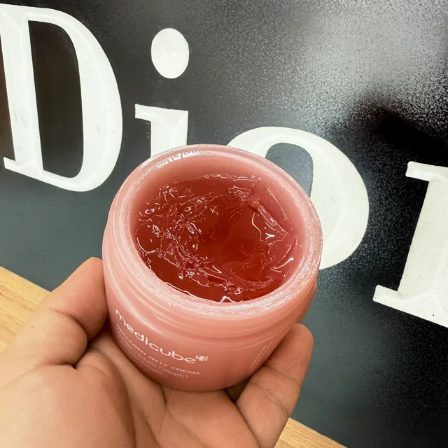 بافت کرم ژله‌ای کلاژن مدیکیوب Medicube مدل Collagen Niacinamide Jelly Cream